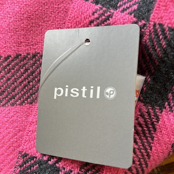 Beautiful scarf in fuchsia and grey. New with tags - Picture 5 of 5